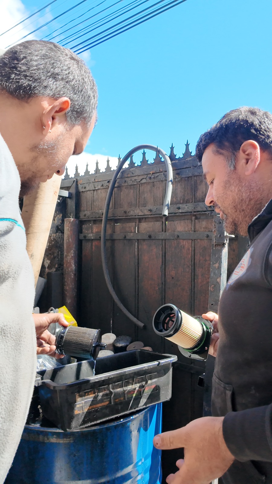 Revisión de filtros durante mantención preventiva diésel
